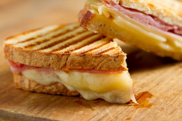 Een tosti met gesmolten kaas.