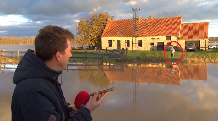 VTM Nieuws-reporter Klaas Danneel in gesprek met Chantal Schelstraete.