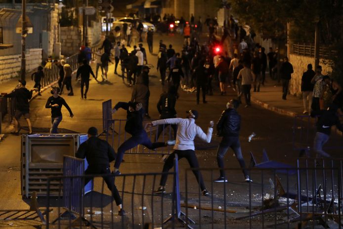 Palestijnse demonstranten bekogelen de Israëlische politie in Oost-Jeruzalem.