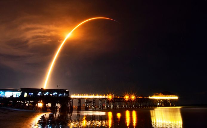 Een SpaceX Falcon-9 draagraket met 51 kunstmanen voor Starlink wordt gelanceerd vanop Cape Canaveral.