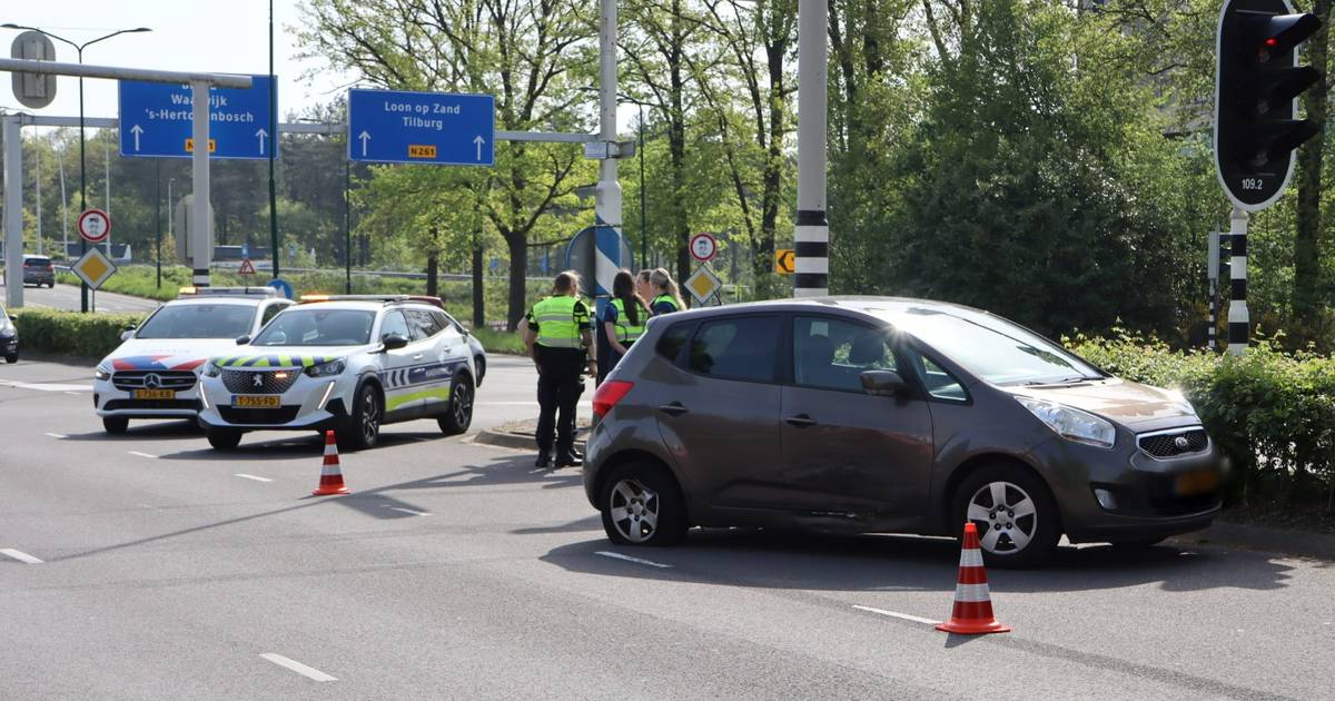 Ongelukken met meerdere auto’s bij de Efteling, grote vertraging voor bezoekers op drukke en zonnige dag.