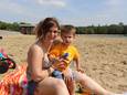 Stien en haar zoontje Kaeden genoten volop van de zomerse temperaturen in het zand van De Ster