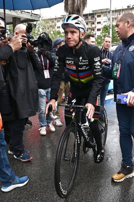 Quelles conséquences pour Evenepoel après ses chutes sur le Giro? “Il ne faut pas le sous-estimer, Remco est un vrai dur!” 