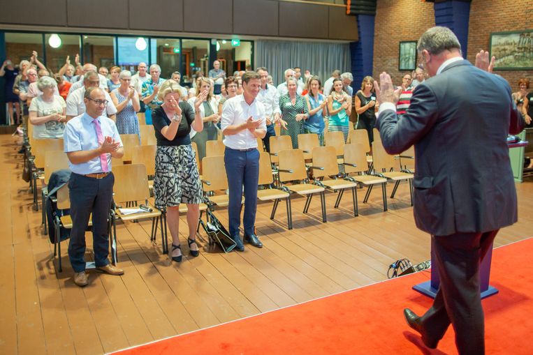Oorverdovend klinkt het applaus voor de opgestapte Hans Alders - Trouw