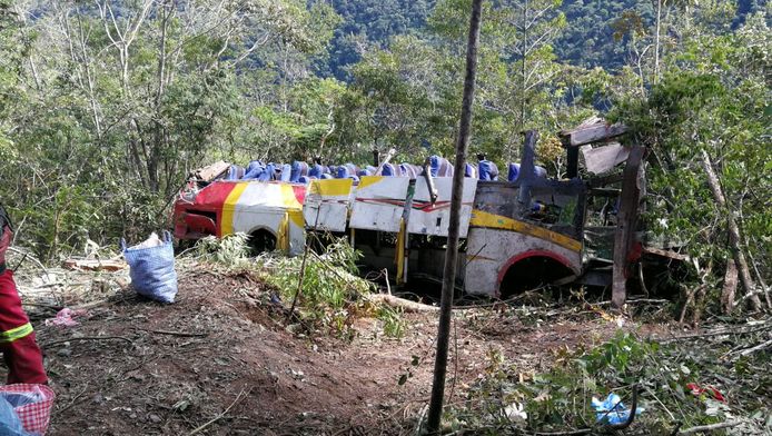In Bolivia is ten noorden van La Paz een bus een ravijn ingereden en 200 meter naar beneden gestort. Zeker 25 mensen kwamen om het leven.