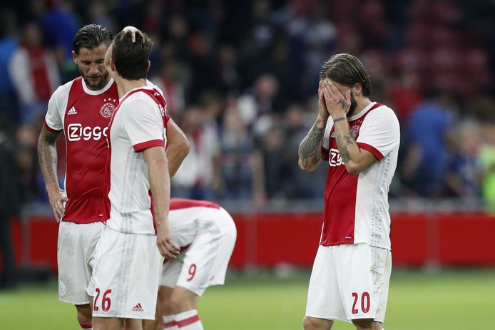 Lasse Schone treurt na het verlies van Ajax tegen Rosenborg