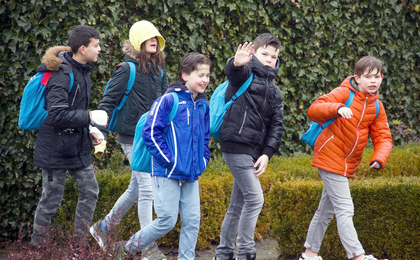 ondergoed niemand Anoniem Driehonderd kinderen 'Wandelen voor Water' in de regen, opbrengst bijna  10.000 euro | Foto | bndestem.nl