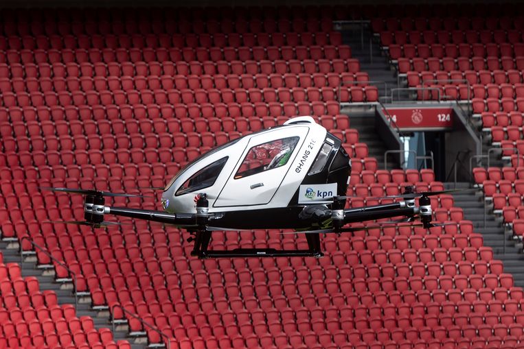 Een testvlucht met een dronetaxi in de Amsterdam ArenA. De drone is een Ehang 216 en biedt plaats aan twee personen van in totaal 210 kilo.  Beeld ANP
