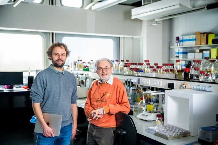 Joris Pothof (links) en Jan Hoeijmakers in het lab op hun afdeling in het Erasmus MC. Hun ontdekking: wij verouderen en worden ongezonder, omdat ons DNA door ‘filevorming’ zich steeds minder kan herstellen.