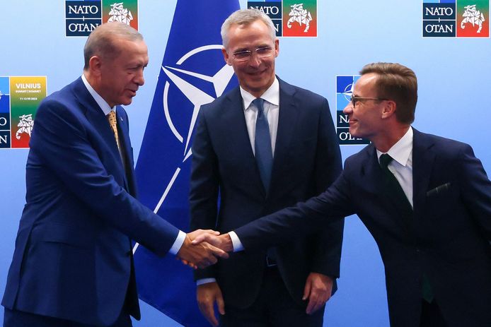 De Turkse president Tayyip Erdogan (links) en de Zweedse premier Ulf Kristersson (rechts) met NAVO-topman Jens Stoltenberg.