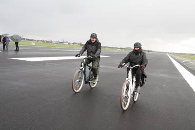 KIJK. Werknemers luchthaven Oostende-Brugge fietsen over landingsbaan