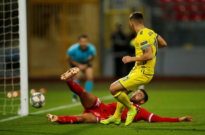 Avdijaj maakt zijn eerste en de derde goal voor Kosovo.