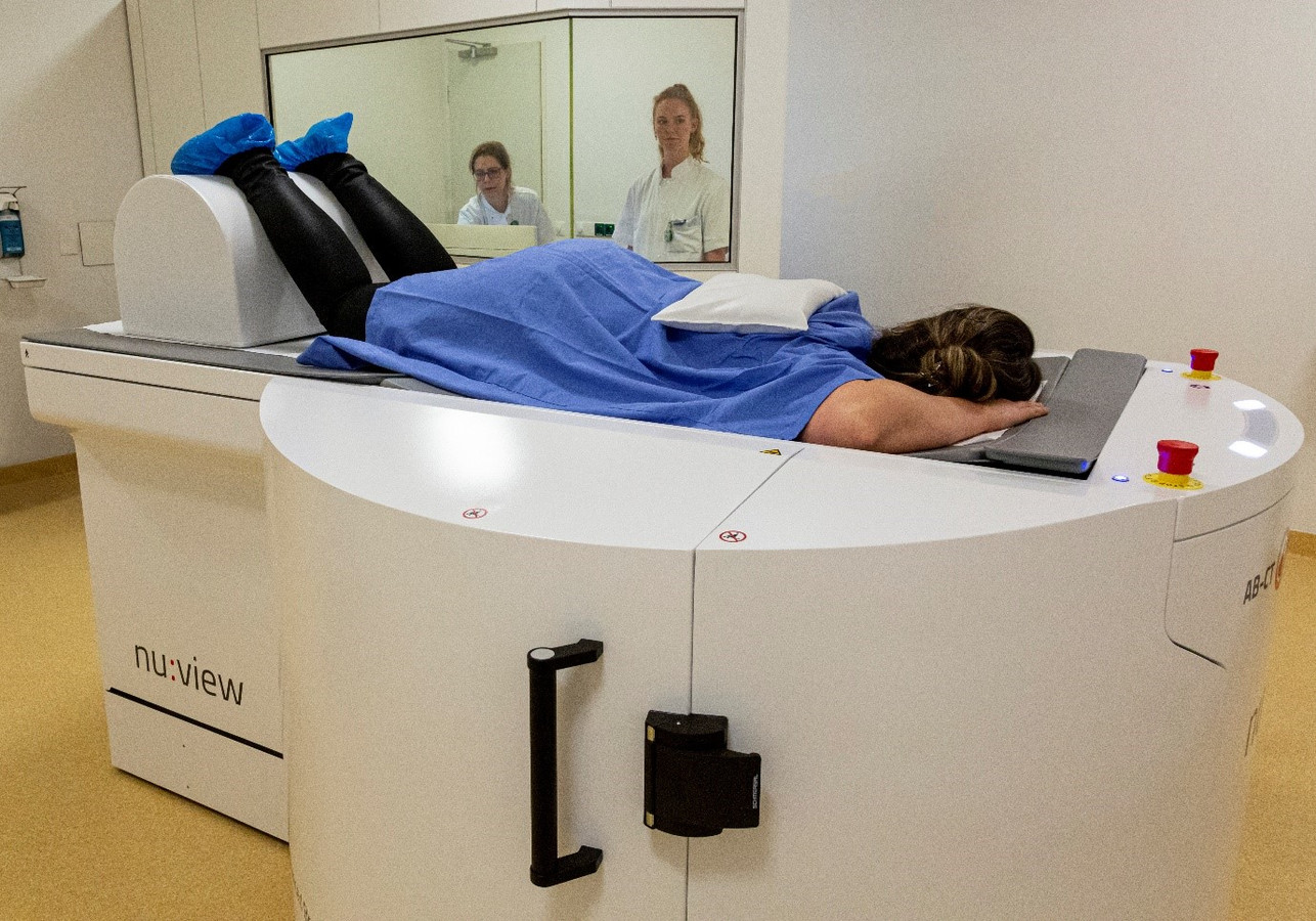 Een nieuwere onderzoeksmethode; de 'Mamma CT' van het LUMC, waarbij vrouw op het bed ligt en borsten niet 'geplet' worden