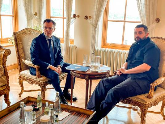 De Russische hoofdonderhandelaar Vladimir Medinski en zijn Oekraïense collega Davyd Arakhamia.