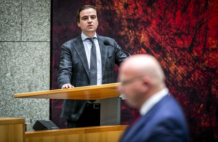 VVD’er Malik Azmani (achter de microfoon) en PVV’er Sietse Fritsma (voorgrond) zijn ontstemd over de werksituatie in aso-azc's.