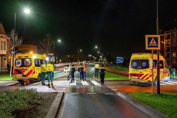 Twee ambulances en een traumahelikopter rukten uit voor een aangereden fietser.