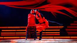 Neh na na na! Hannelore & Michele dansen een quickstep