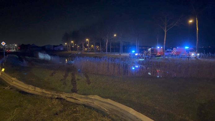 In Westkapelle belandde zondagnacht een wagen in een diepe waterplas, aan de rotonde van de Sluisstraat en Hazegrasstraat. Er vielen geen gewonden. De politie trof de twee inzittenden te voet aan, onderweg richting Nederland.