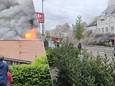 De brand woedt in het centrum van Bonheiden (foto rechts) en gaat gepaard met een grote rookontwikkeling (foto links).