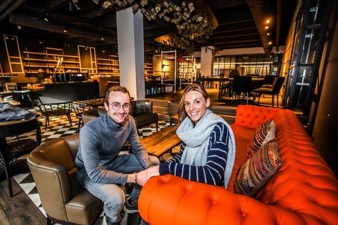 Thomas Renier en Alexia Quintens palmen het pand van Viva Sara Kaffee in.