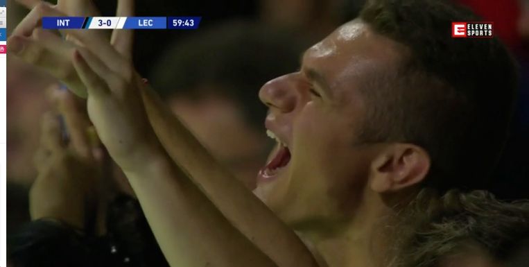 Een fan van Inter Milaan schreeuwt het uit wanneer Romelu Lukaku zijn eerste doelpunt scoort voor de Italiaanse club. Beeld uit het sportverslag in het middagjournaal van de VRT. Beeld RV