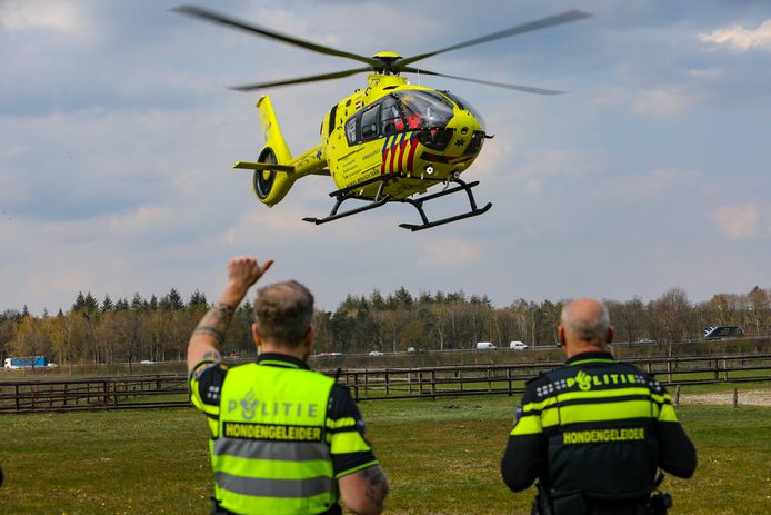De traumahelikopter landde op een grasveldje vlakbij hotel Van der Valk bij Ugchelen.