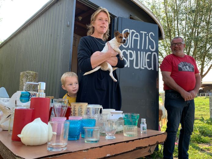 Giessenburgse Berthine en Daan de Bruin en zoon Jan (5) bij hun keet langs de weg waar mensen gratis spullen mogen brengen en ook mogen halen.