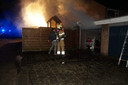Brand slaat over naar garageboxen Vlijmen.
