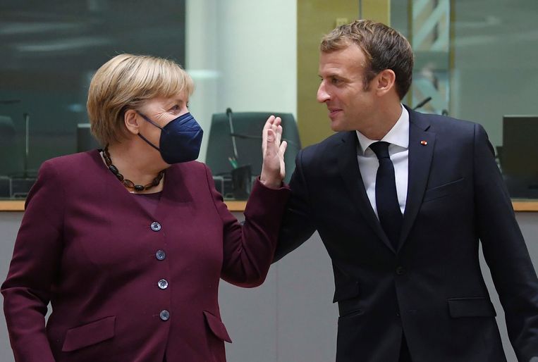 Onderonsje in Brussel tussen bondskanselier Merkel van Duitsland en president Macron van Frankrijk, op wat vermoedelijk Merkels laatste EU-top zal zijn.  Beeld AP