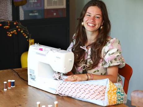 Ymke (19) is met haar naaimachine een hit op TikTok, ‘granny hobbies’ populair onder jongeren