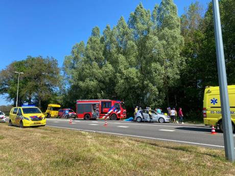 Ongeluk tussen Delden en Goor: brandweer bevrijdt vrouw uit voertuig