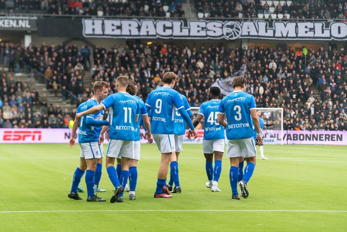 De spelers van FC Den Bosch lopen terug na de 1-1 van Rik Mulders (uiterst links).