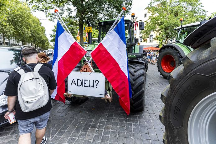 Zo'n veertig tractoren op de Markt in Maastricht tijdens een publieksvriendelijke actie van de boeren, die een statement tegen het stikstofbeleid van de regering maken.