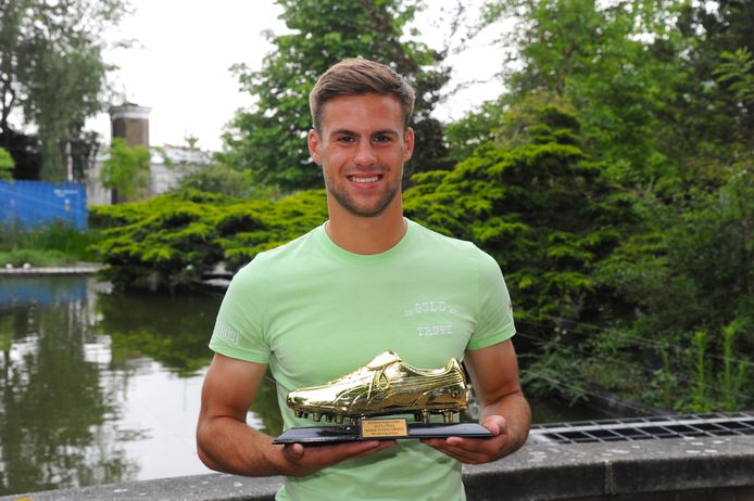 Topscorer Jasper Gunter van WHS met de gouden schoen van het PSZ-topscorers klassement van het seizoen 2021/2022