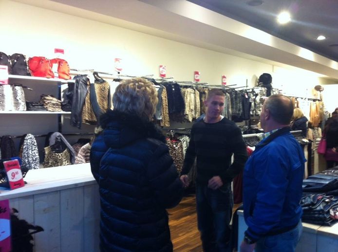 Beperken leveren burgemeester Ouders Roy Donders halen verhaal bij nieuwe kledingwinkel | Overig |  bndestem.nl