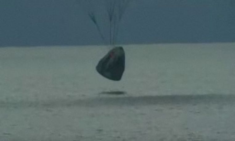 Een beeld van de landing van de SpaceX-raket met ruimtetoeristen voor de kust van Florida. (18/09/2021) Beeld AFP