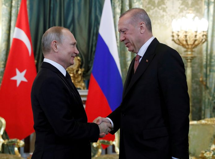 De Russische president Poetin schudt de hand van de Turkse president Erdogan.