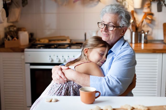 Mogen volledig gevaccineerde grootouders binnen enkele weken of maanden hun kleinkinderen weer knuffelen? Minister Vandenbroucke vraagt advies aan coronacommissaris Pedro Facon.