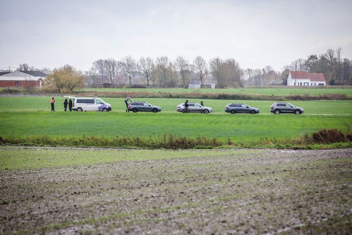 Speurders verzamelen zich bij de woonst van de vermiste Gilbert Verplancke.