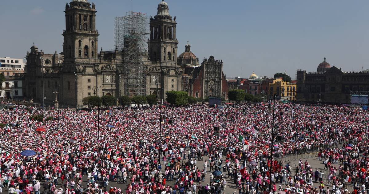 Сотни тысяч мексиканцев вышли на улицы против конституционных планов президента  снаружи