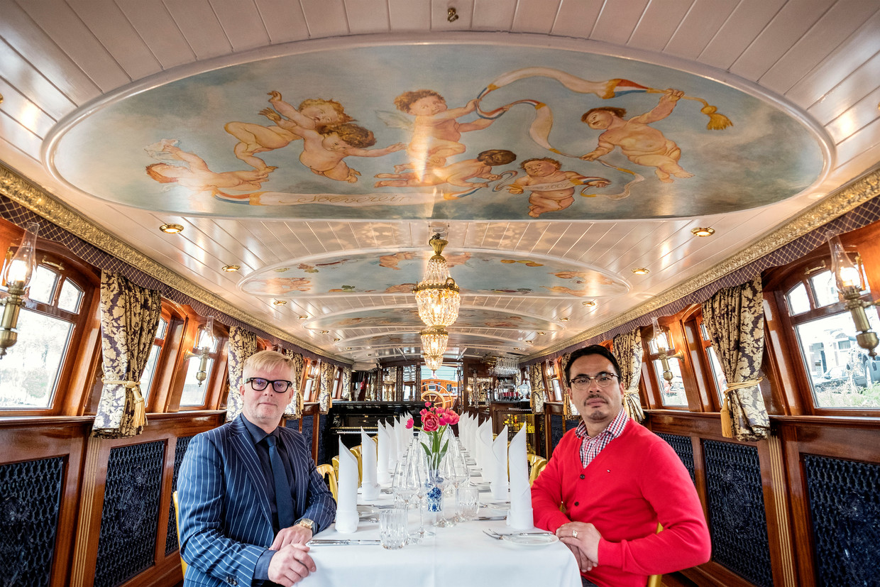 Arno Koningstein (l) en Boen Tan op hun salonboot.  Beeld Patrick Post