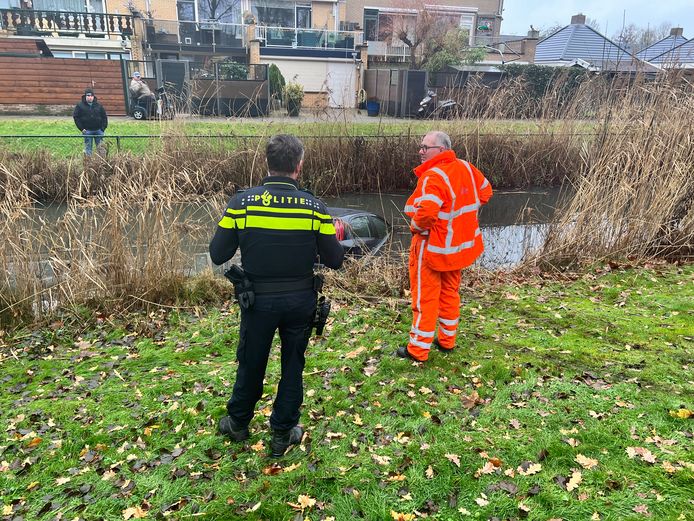 Agenten kwamen deze middag af op een melding auto te water in Harderwijk.