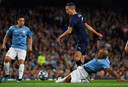 Nigel de Jong probeert Robin van Persie af te stoppen.