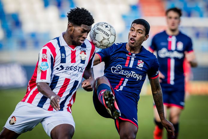 Kwasi Wriedt in actie tegen FC Emmen.