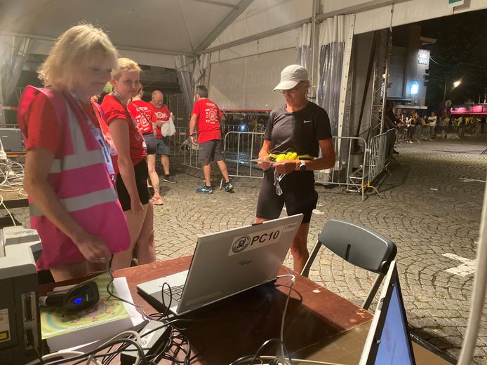 Ria Van Landeghem krijgt haar medaille en diploma in ontvangst na haar deelname aan de Dodentocht