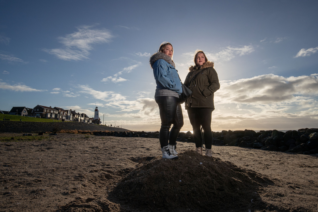 Tweelingzussen Mathilde en Gerda (23) niet alleen geliefd op Urk: ‘Wij ...