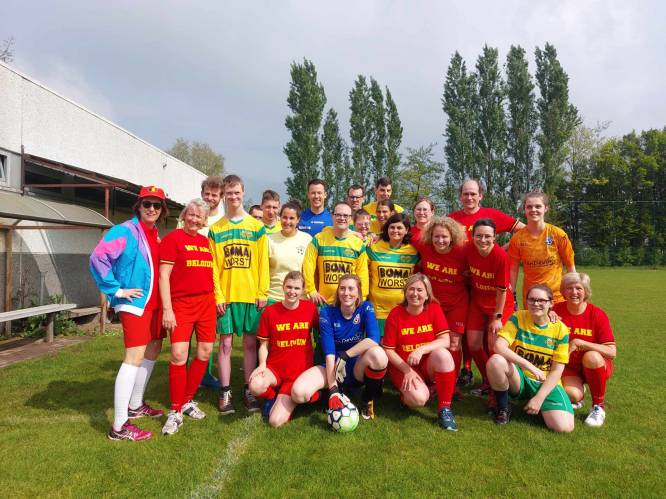 FC De Kampioenen-sterren van de partij op bijzondere voetbalwedstrijd in Waarschoot:“Mijn eerste match én meteen op de foto met Balthazar Boma”