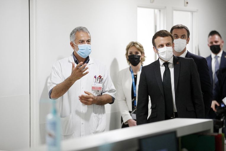 President Emmanuel Macron op bezoek in een hospitaal in de buurt van Parijs. Beeld Photo News