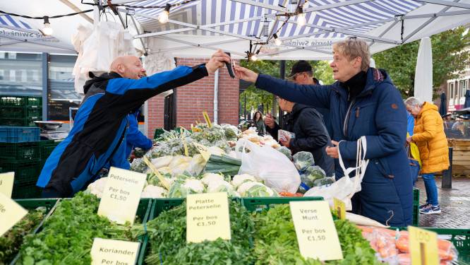 Ook op de Helmondse markt is de inflatie voelbaar: meer kibbeling en loempia’s, minder goud en sieraden