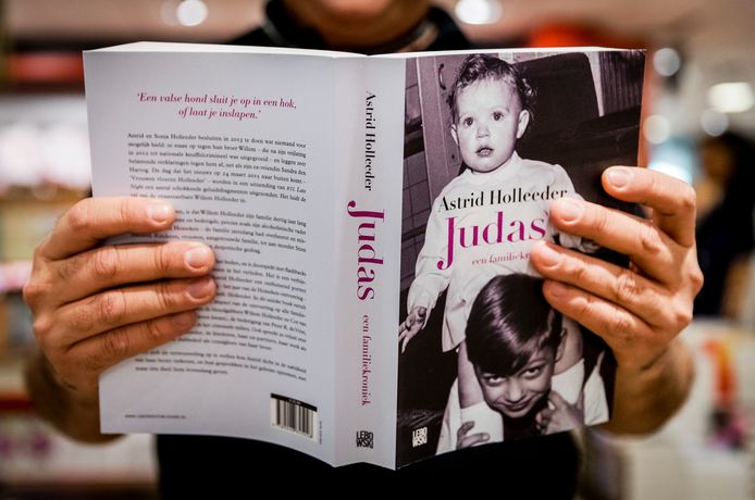 Het boek Judas van Astrid Holleeder. De zus van crimineel Willem Holleeder, Astrid Holleeder, heeft een boek geschreven waarin ze ingaat op door haar broer gepleegde misdrijven.